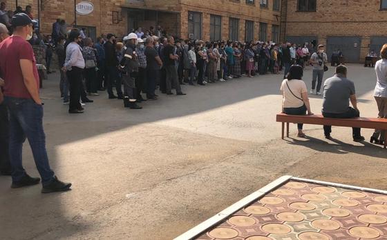 Люди пришли на ярмарку вакансий Люди пришли на ярмарку вакансий