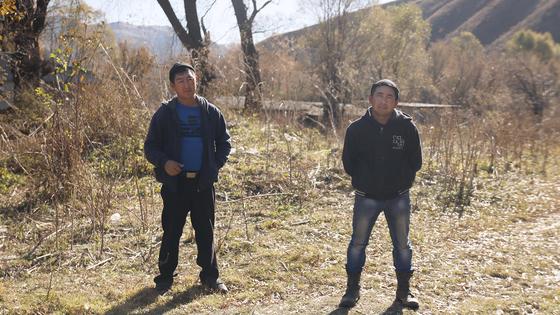 Двое мужчин стоят на дороге Двое мужчин стоят на дороге