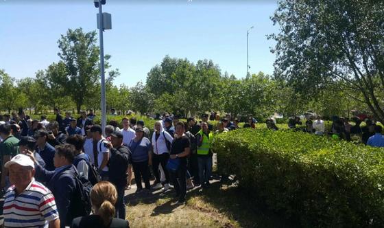 "Молодежам работу и квартиры": как мирный митинг проходит в Нур-Султане (фото) "Молодежам работу и квартиры": как мирный митинг проходит в Нур-Султане (фото)