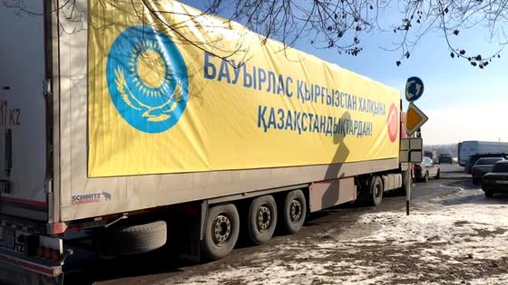Грузовик стоит на обочине дороги Грузовик стоит на обочине дороги