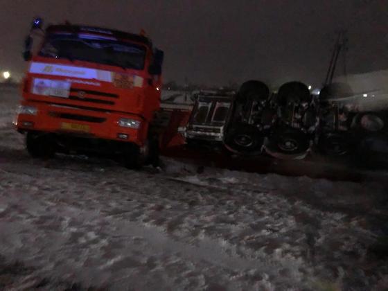 Бензовоз перевернулся на трассе в ЗКО Бензовоз перевернулся на трассе в ЗКО
