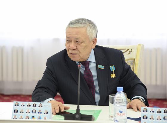 Бақытжан Ертаев үздіктерге медаль тақты Бақытжан Ертаев үздіктерге медаль тақты