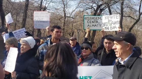 Мирный митинг проходит в парке в Алматы (фото) Мирный митинг проходит в парке в Алматы (фото)