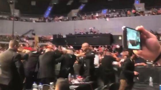 Пальцем в глаз и бутылки в октагон: турнир UFC завершился бунтом зрителей Пальцем в глаз и бутылки в октагон: турнир UFC завершился бунтом зрителей