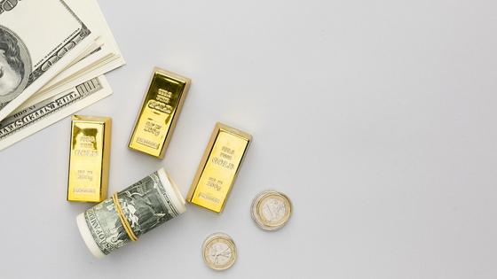 Слитки золота, монеты и банкнота Слитки золота, монеты и банкнота