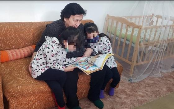 Бес балалы полицей үйіне әжейді кіргізді Бес балалы полицей үйіне әжейді кіргізді