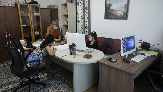 Люди видят в комнате Люди видят в комнате