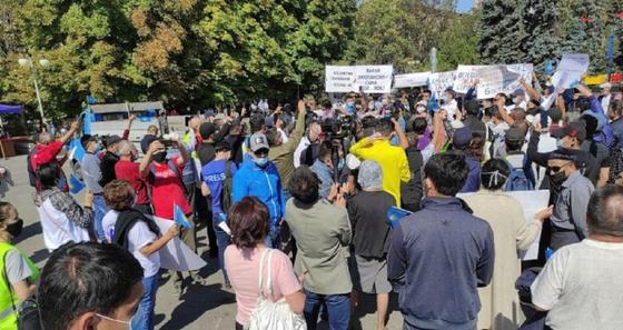 Люди с плакатами вышли на митинг Люди с плакатами вышли на митинг