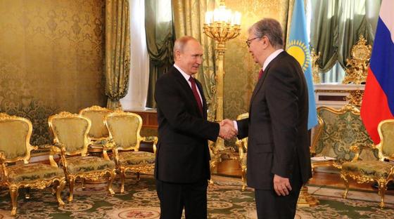 Токаев передал Путину привет от Назарбаева Токаев передал Путину привет от Назарбаева
