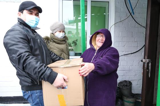 малообеспеченным семьям раздают продуктовые корзины в Нур-Султане малообеспеченным семьям раздают продуктовые корзины в Нур-Султане