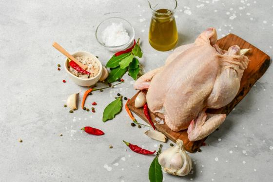 Курица сырая на доске, специи Курица сырая на доске, специи