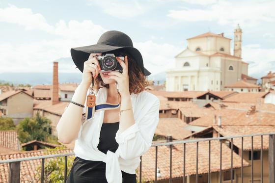 Девушка фотографирует Девушка фотографирует