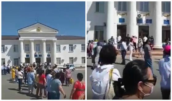 Люди устроили митинг возле акимата в Атырауской области (видео) Люди устроили митинг возле акимата в Атырауской области (видео)