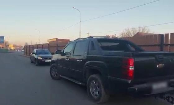 Автомобили стоят на обочине Автомобили стоят на обочине