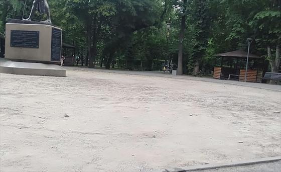 В парке Ганди убирают уложенную при Байбеке брусчатку В парке Ганди убирают уложенную при Байбеке брусчатку
