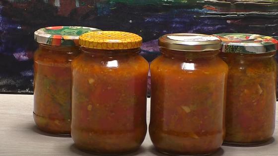 В закрытых банках салат из брокколи с помидорами В закрытых банках салат из брокколи с помидорами