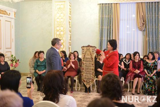 Ақтөбелік келіншек әкімнің қажылыққа барған анасын көпке үлгі етті Ақтөбелік келіншек әкімнің қажылыққа барған анасын көпке үлгі етті