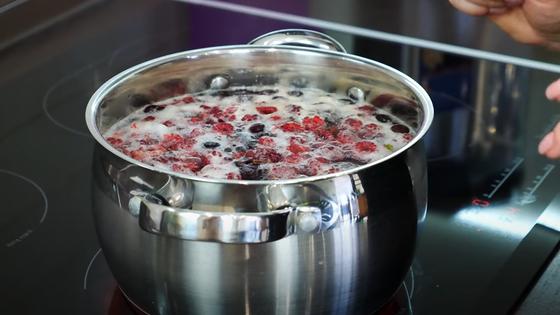 Кастрюля с сиропом и ягодами Кастрюля с сиропом и ягодами