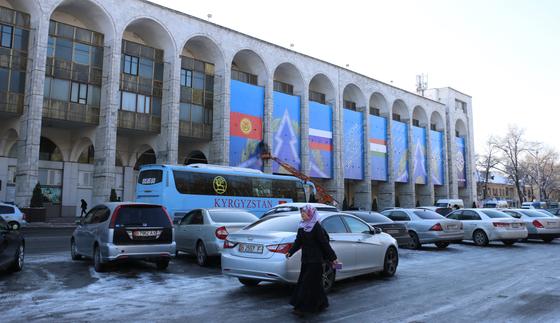 Сутки до визита Токаева: что происходит на площади Бишкека Сутки до визита Токаева: что происходит на площади Бишкека