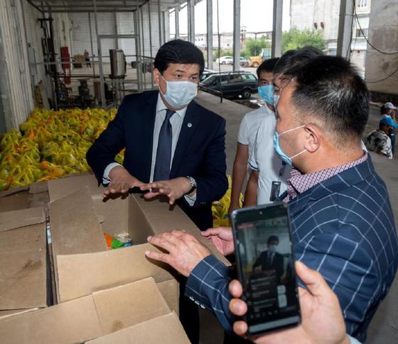 Продуктовые пакеты раздали нуждающимся в Таразе Продуктовые пакеты раздали нуждающимся в Таразе