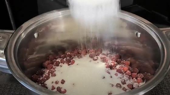 В миску с малиной насыпают сахар В миску с малиной насыпают сахар