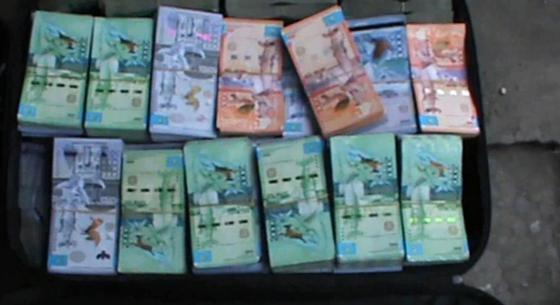 Двух жителей Жаркента подозревают в похищении 300 млн тенге из отделения "Казпочты" (фото) Двух жителей Жаркента подозревают в похищении 300 млн тенге из отделения "Казпочты" (фото)