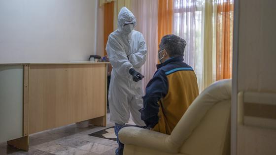 Мужчина дает интервью Мужчина дает интервью