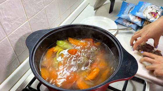 Нарезанное мясо добавляют в бульон Нарезанное мясо добавляют в бульон
