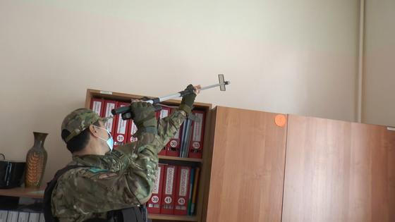 Сапер проверяет кабинет в школе Сапер проверяет кабинет в школе
