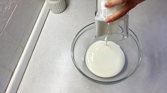 Кефир в миске Кефир в миске