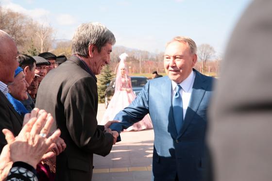 Назарбаев встретился с земляками в Шамалгане (фото) Назарбаев встретился с земляками в Шамалгане (фото)