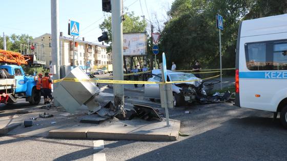 Автомобиль попал в аварию Автомобиль попал в аварию