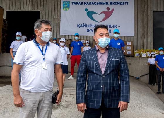 Продуктовые пакеты раздали нуждающимся в Таразе Продуктовые пакеты раздали нуждающимся в Таразе