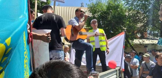 "Можем проводить культурно": мирный митинг проходит в Алматы (фото) "Можем проводить культурно": мирный митинг проходит в Алматы (фото)