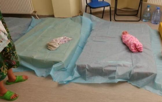 В столичном роддоме роженицу разместили на полу в коридоре вместе с младенцем В столичном роддоме роженицу разместили на полу в коридоре вместе с младенцем