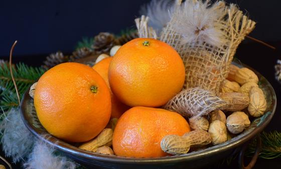 Мандарины и арахис в миске Мандарины и арахис в миске