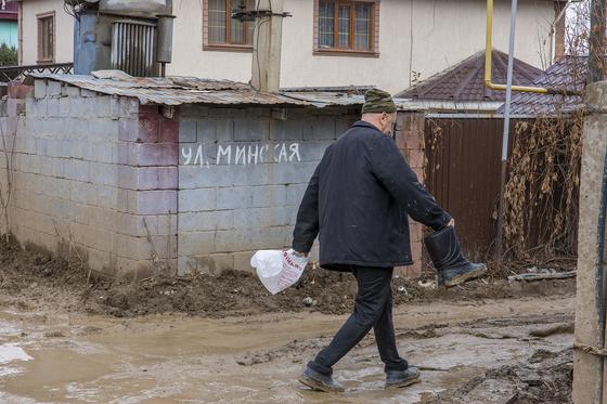 Мужчина несет обувь в руках Мужчина несет обувь в руках