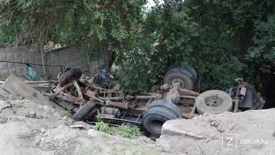 Грузовик попал в аварию Грузовик попал в аварию