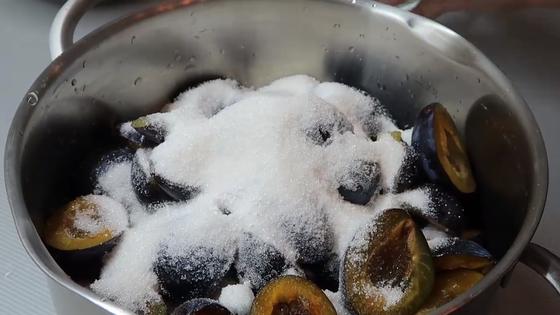 Сливы засыпаны сахаром Сливы засыпаны сахаром