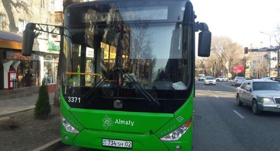 Автобус сбил женщину в центре Алматы (фото) Автобус сбил женщину в центре Алматы (фото)