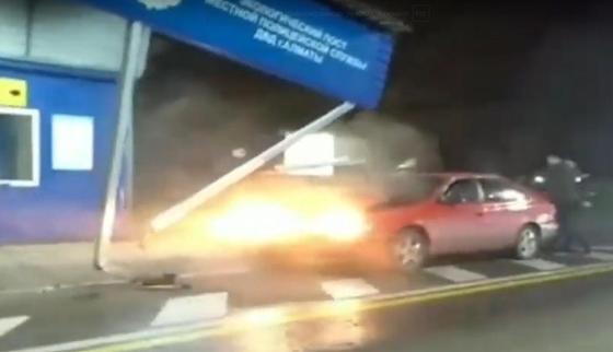 Водитель Toyota протаранил полицейский пост в Алматы (видео) Водитель Toyota протаранил полицейский пост в Алматы (видео)