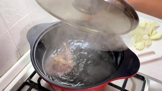 В кастрюле варится мясо В кастрюле варится мясо