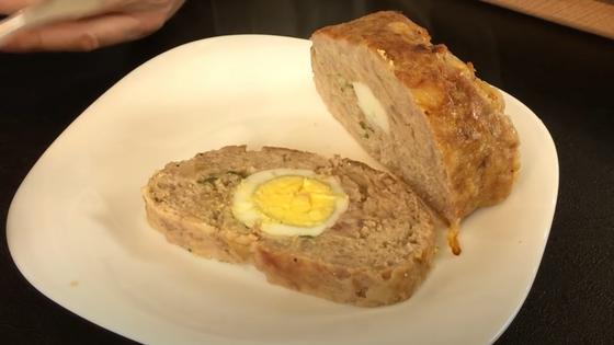 Кусочки говяжьего рулета с целым яйцом на тарелке Кусочки говяжьего рулета с целым яйцом на тарелке