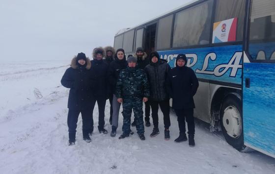 Хоккеисты из Актобе застряли в снежном заносе Хоккеисты из Актобе застряли в снежном заносе
