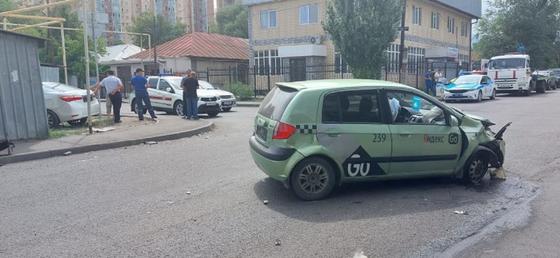 Автомобиль попал в аварию Автомобиль попал в аварию