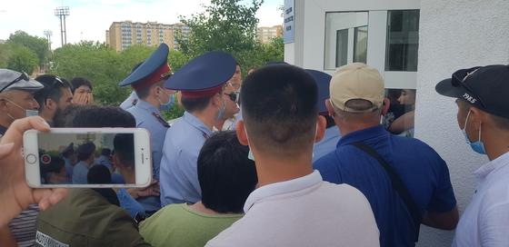Жақындары айқайлап жылап, көмек сұрауда: Әліби Өтепбергеннің үкімі өзгеріссіз қалды Жақындары айқайлап жылап, көмек сұрауда: Әліби Өтепбергеннің үкімі өзгеріссіз қалды