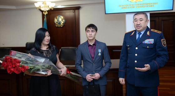 Глава МВД наградил 10-классника из Астаны, который спас 5-летнего ребенка (фото, видео) Глава МВД наградил 10-классника из Астаны, который спас 5-летнего ребенка (фото, видео)