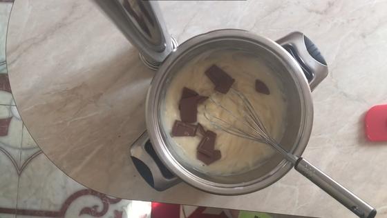 Шоколадные плитки, добавленные в сметану Шоколадные плитки, добавленные в сметану