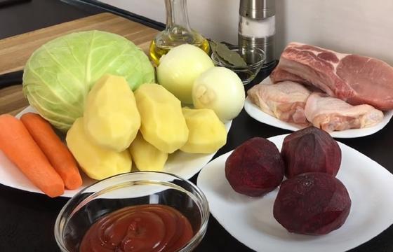 Морковь, капуста, картофель, томатная паста, свекла и мясо Морковь, капуста, картофель, томатная паста, свекла и мясо