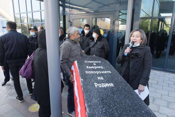Люди несут гроб Люди несут гроб
